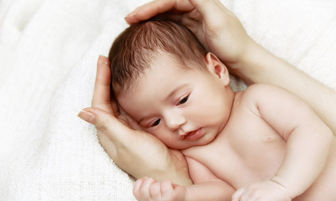 Pourquoi couvrir la tête de votre bébé dès sa naissance ?